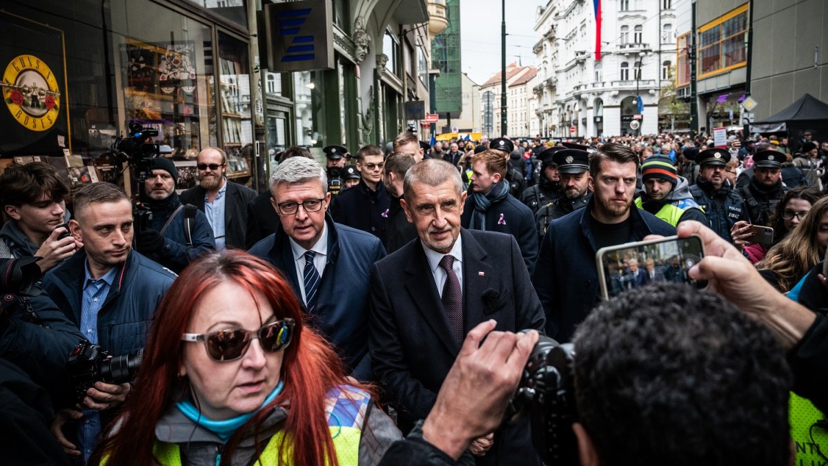Andrej Babiš na Národní třídě během oslav 17. listopadu
