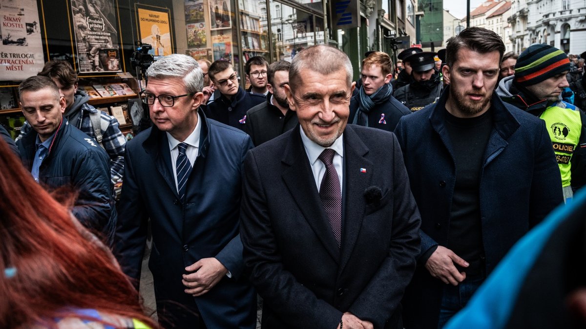 Andrej Babiš na Národní třídě během oslav 17. listopadu