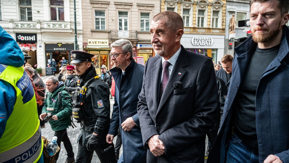 Andrej Babiš na Národní třídě během oslav 17. listopadu