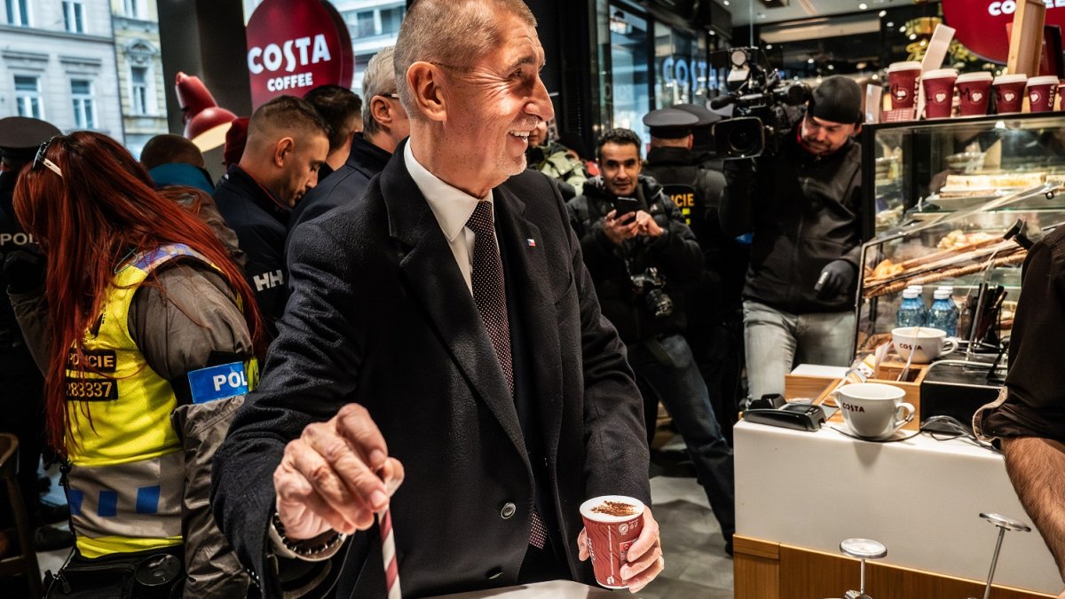 Andrej Babiš s Karlem Havlíčkem na Národní třídě během oslav 17. listopadu