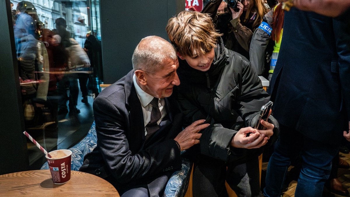 Andrej Babiš s Karlem Havlíčkem na Národní třídě během oslav 17. listopadu