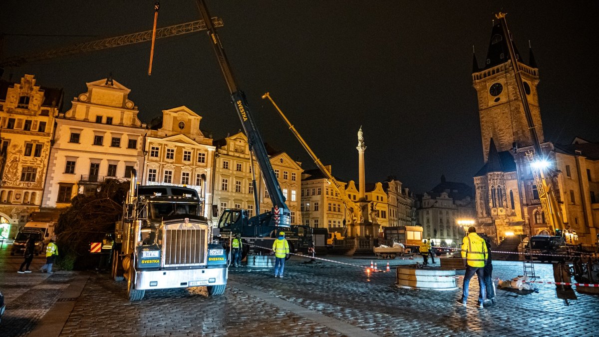 Ukotvení vánočního stromu na Staroměstském náměstí (26.11.2024)