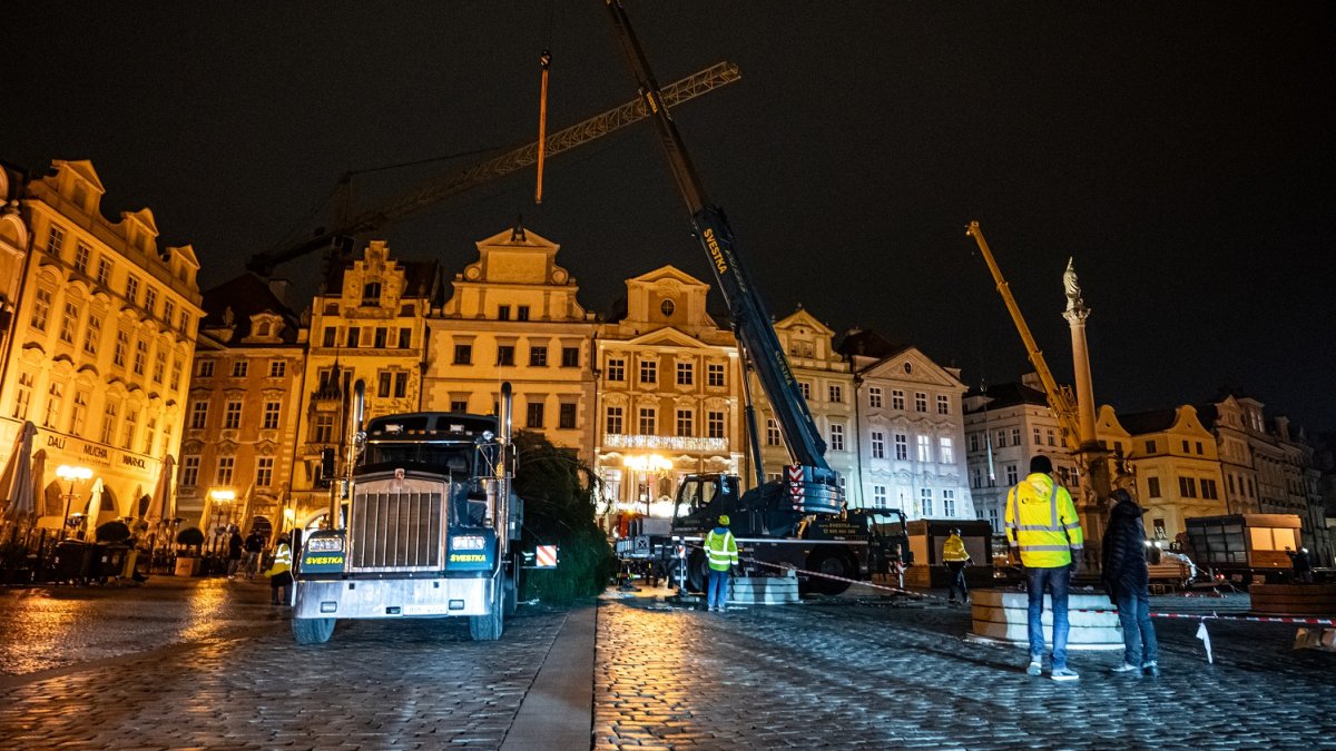 Ukotvení vánočního stromu na Staroměstském náměstí (26.11.2024)