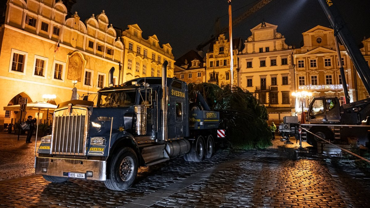 Ukotvení vánočního stromu na Staroměstském náměstí (26.11.2024)