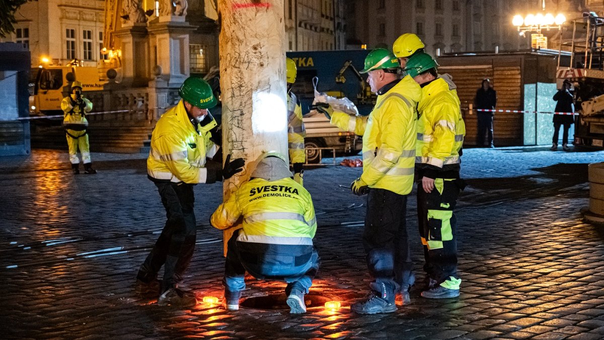 Ukotvení vánočního stromu na Staroměstském náměstí (26.11.2024)