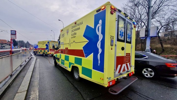 Auto najelo v pražské Hostivaři na tramvajovou zastávku