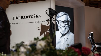 V Rudolfinu se lidé loučí s Jiřím Bartoškou. (20.5.2025)