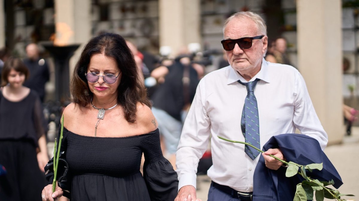 Lidé se ve Strašnicích rozloučili s Jiřím Krampolem. (8.8.2025)