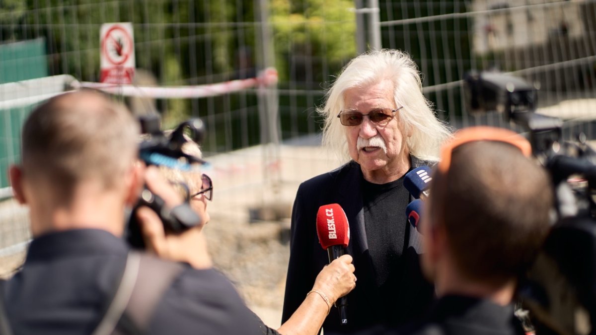 Lidé se ve Strašnicích rozloučili s Jiřím Krampolem. (8.8.2025)