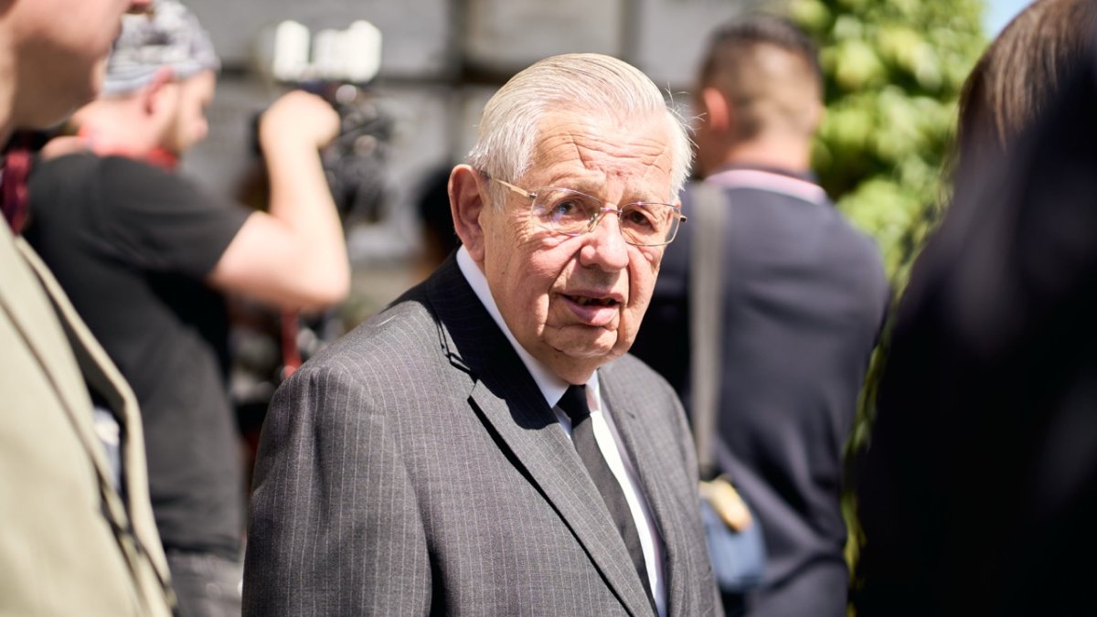 Lidé se ve Strašnicích rozloučili s Jiřím Krampolem. (8.8.2025)