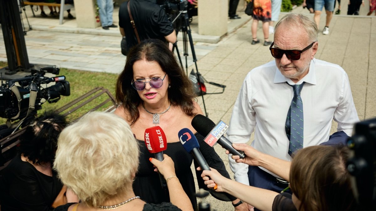Lidé se ve Strašnicích rozloučili s Jiřím Krampolem. (8.8.2025)