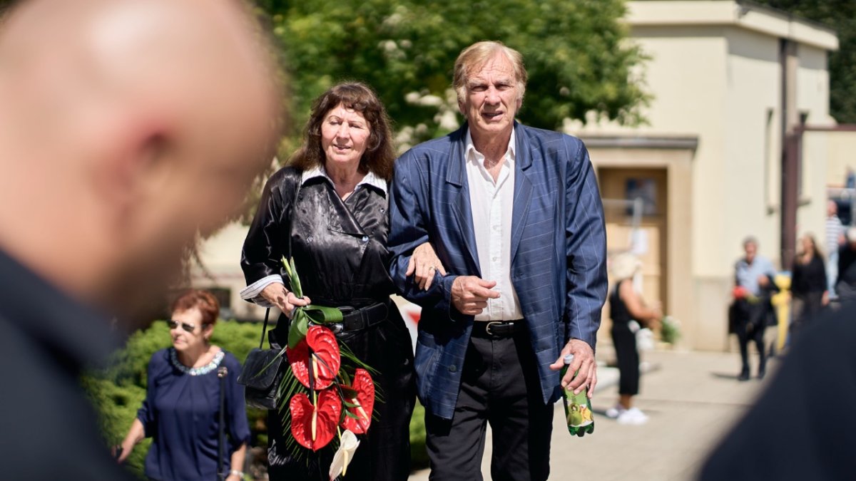 Lidé se ve Strašnicích rozloučili s Jiřím Krampolem. (8.8.2025)
