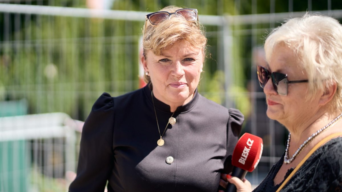 Lidé se ve Strašnicích rozloučili s Jiřím Krampolem. (8.8.2025)
