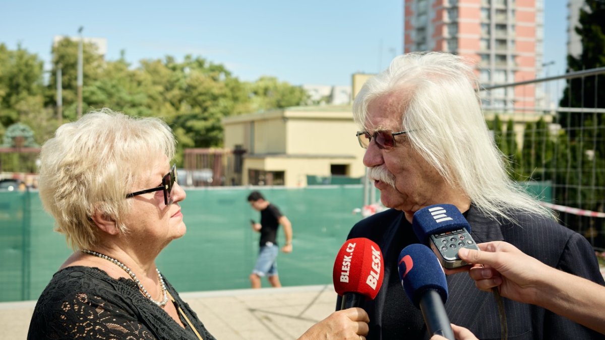 Lidé se ve Strašnicích rozloučili s Jiřím Krampolem. (8.8.2025)
