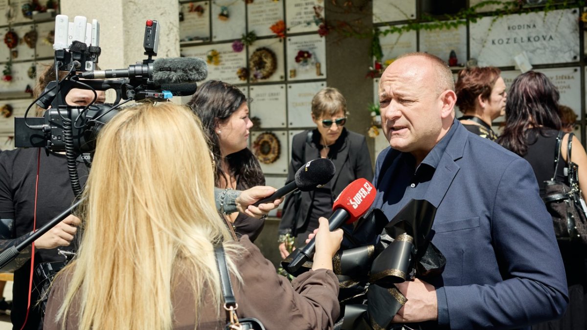 Lidé se ve Strašnicích rozloučili s Jiřím Krampolem. (8.8.2025)