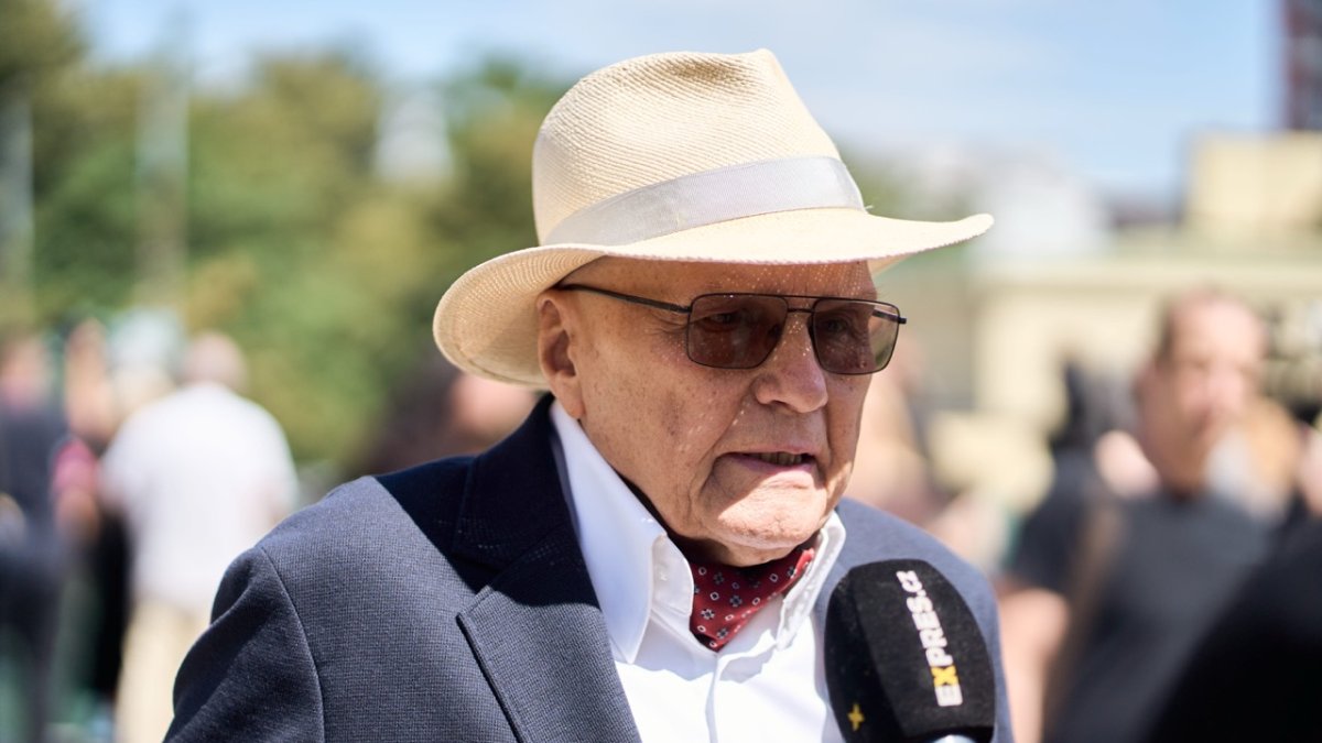 Lidé se ve Strašnicích rozloučili s Jiřím Krampolem. (8.8.2025)