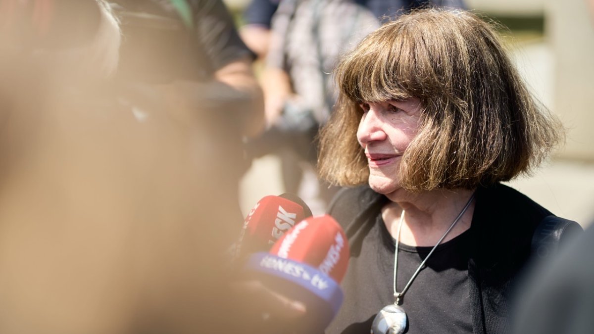 Lidé se ve Strašnicích rozloučili s Jiřím Krampolem. (8.8.2025)