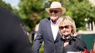 Lidé se ve Strašnicích rozloučili s Jiřím Krampolem. (8.8.2025)