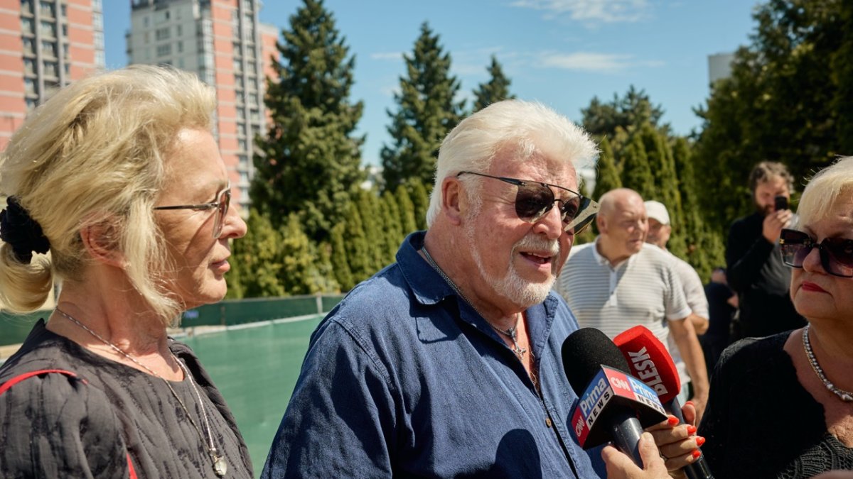 Lidé se ve Strašnicích rozloučili s Jiřím Krampolem. (8.8.2025)
