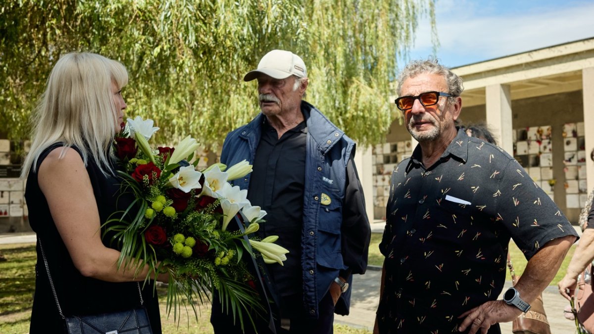 Lidé se ve Strašnicích rozloučili s Jiřím Krampolem. (8.8.2025)