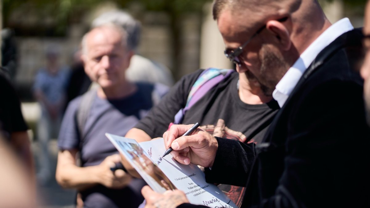 Lidé se ve Strašnicích rozloučili s Jiřím Krampolem. (8.8.2025)