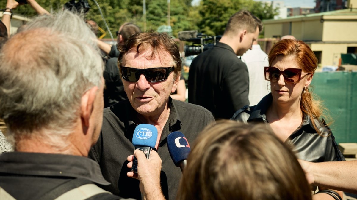 Lidé se ve Strašnicích rozloučili s Jiřím Krampolem. (8.8.2025)