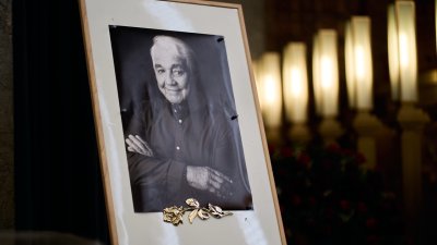 Lidé se ve Strašnicích rozloučili s Jiřím Krampolem. (8.8.2025)