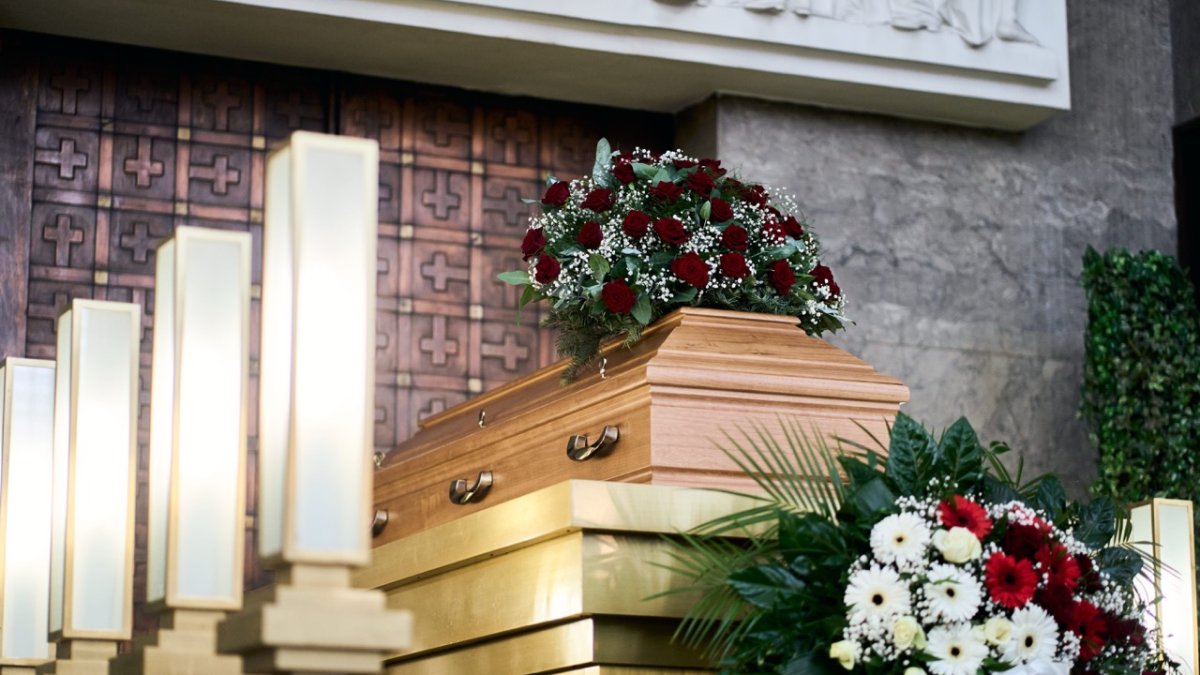 Lidé se ve Strašnicích rozloučili s Jiřím Krampolem. (8.8.2025)