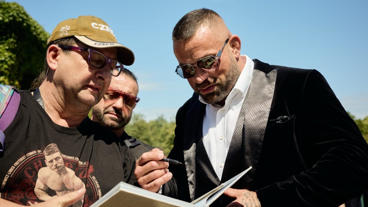 Lidé se ve Strašnicích rozloučili s Jiřím Krampolem. (8.8.2025)