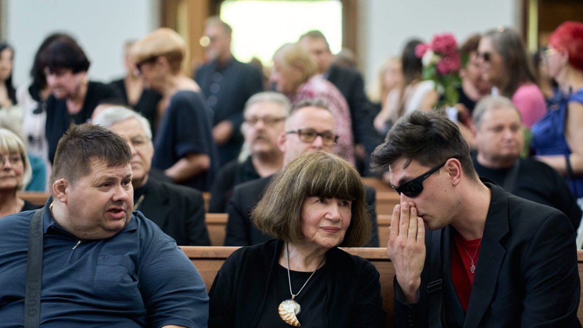Lidé se ve Strašnicích rozloučili s Jiřím Krampolem. (8.8.2025)