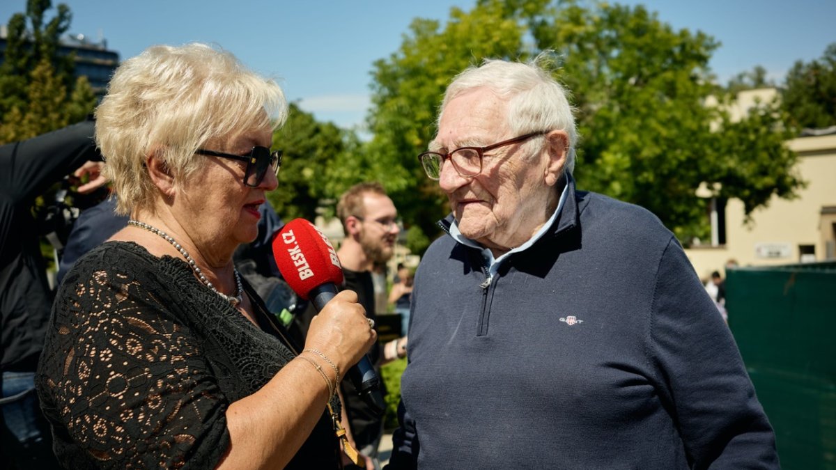 Lidé se ve Strašnicích rozloučili s Jiřím Krampolem. (8.8.2025)