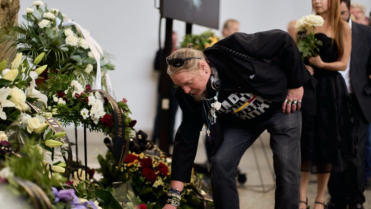 Lidé se ve Strašnicích rozloučili s Jiřím Krampolem. (8.8.2025)