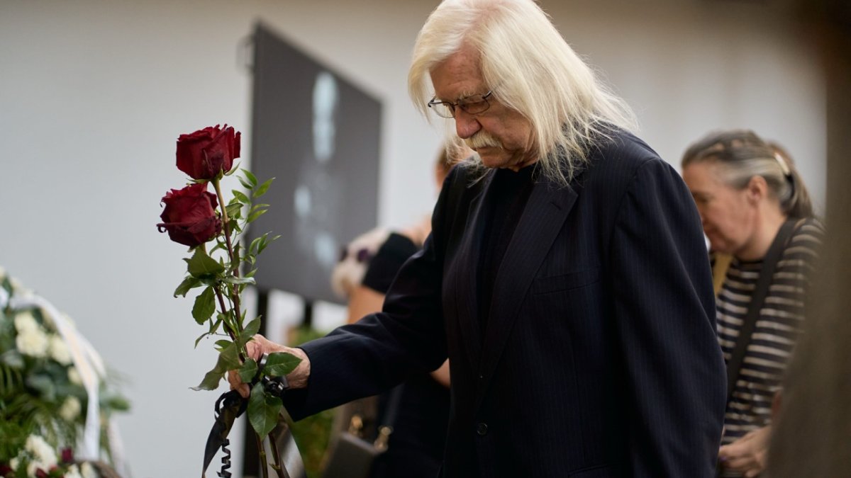 Lidé se ve Strašnicích rozloučili s Jiřím Krampolem. (8.8.2025)