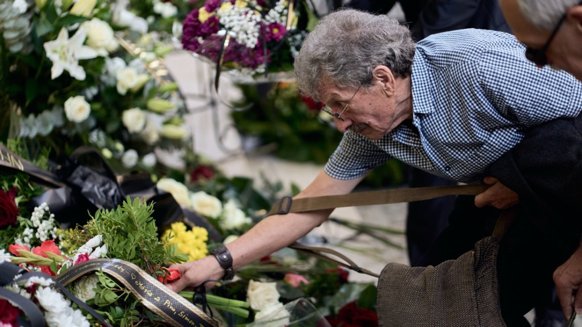 Lidé se ve Strašnicích rozloučili s Jiřím Krampolem. (8.8.2025)