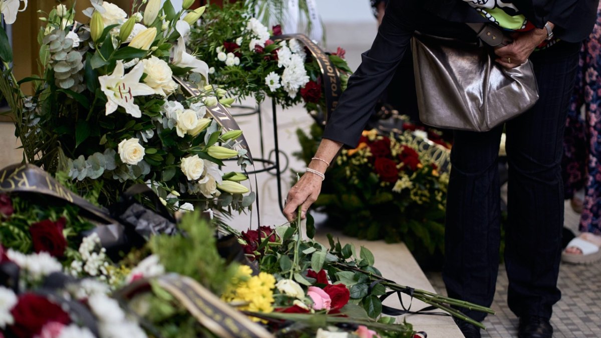 Lidé se ve Strašnicích rozloučili s Jiřím Krampolem. (8.8.2025)