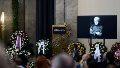 Lidé se ve Strašnicích rozloučili s Jiřím Krampolem. (8.8.2025)