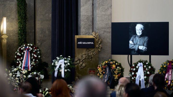 Lidé se ve Strašnicích rozloučili s Jiřím Krampolem. (8.8.2025)