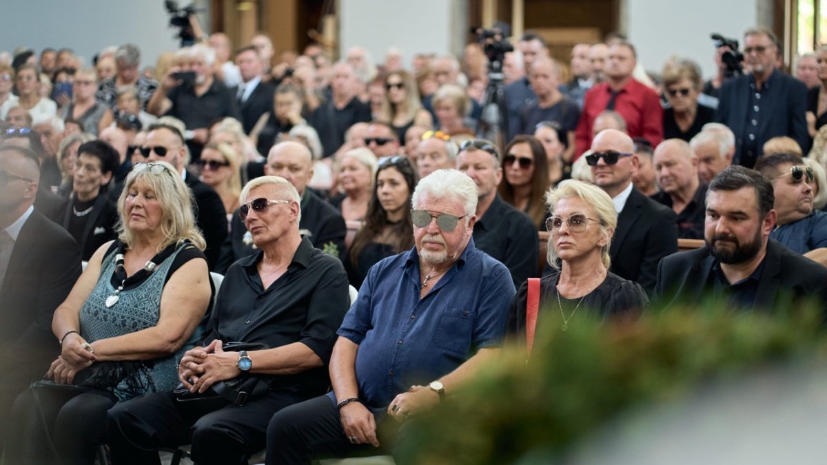Lidé se ve Strašnicích rozloučili s Jiřím Krampolem. (8.8.2025)