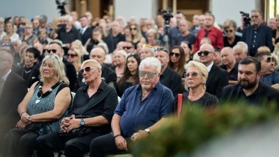 Lidé se ve Strašnicích rozloučili s Jiřím Krampolem. (8.8.2025)