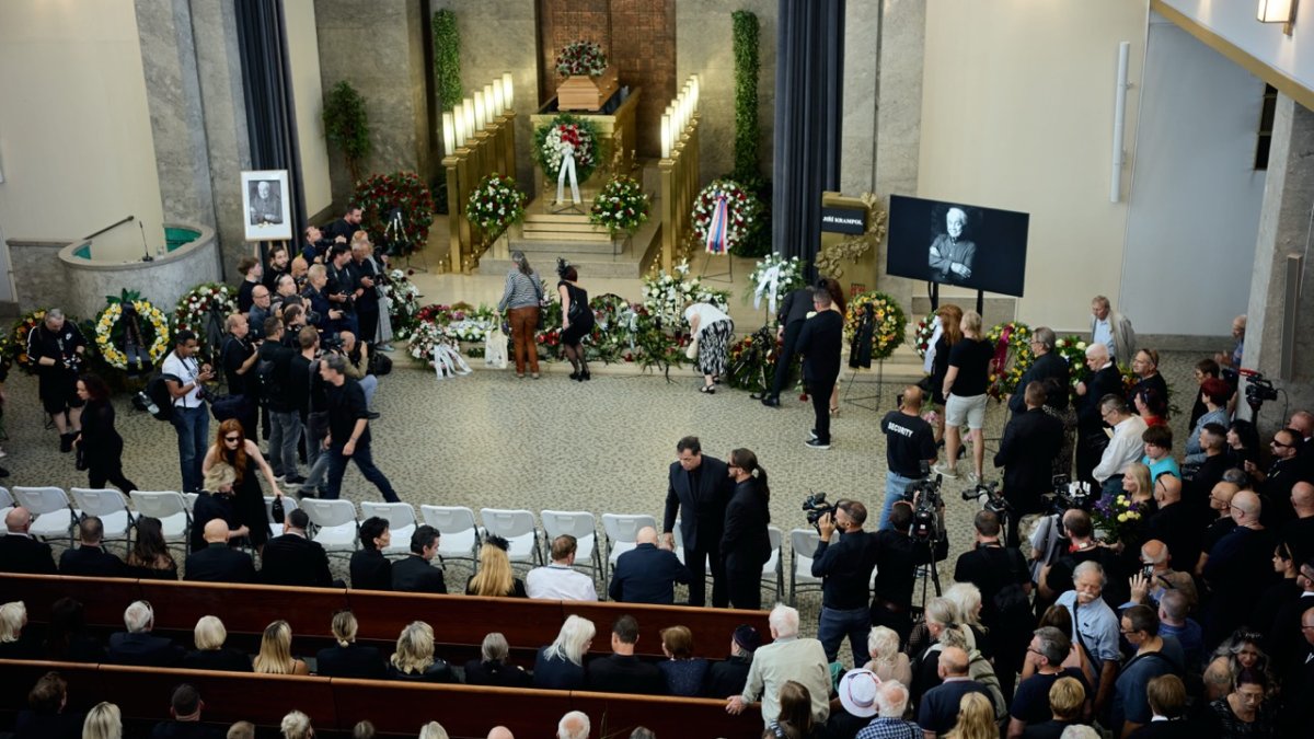 Lidé se ve Strašnicích rozloučili s Jiřím Krampolem. (8.8.2025)
