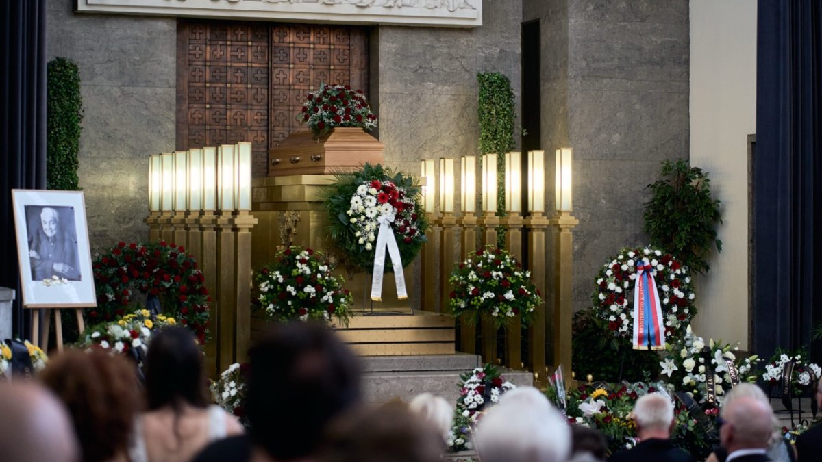 Lidé se ve Strašnicích rozloučili s Jiřím Krampolem. (8.8.2025)