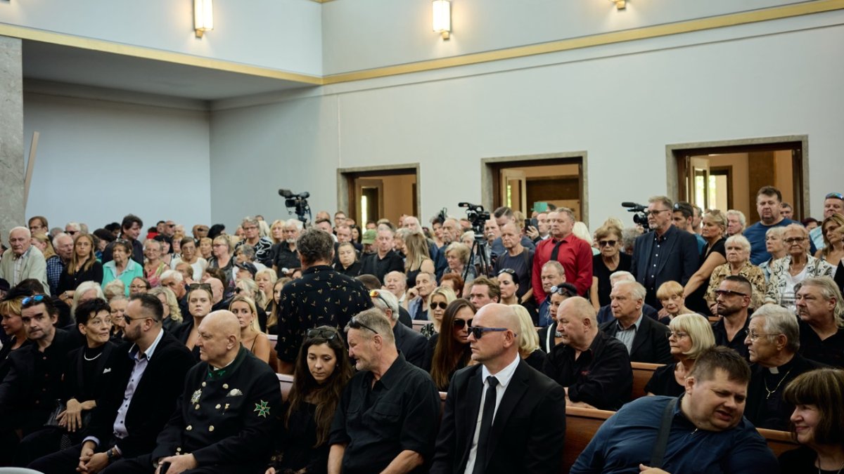 Lidé se ve Strašnicích rozloučili s Jiřím Krampolem. (8.8.2025)