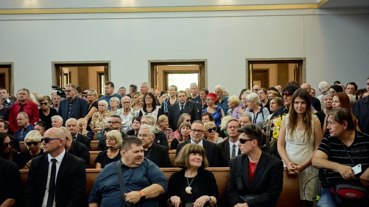 Lidé se ve Strašnicích rozloučili s Jiřím Krampolem. (8.8.2025)