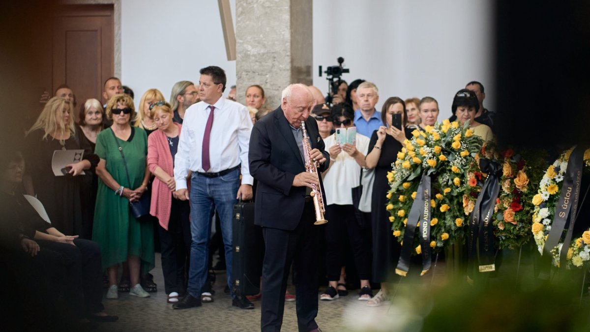 Lidé se ve Strašnicích rozloučili s Jiřím Krampolem. (8.8.2025)