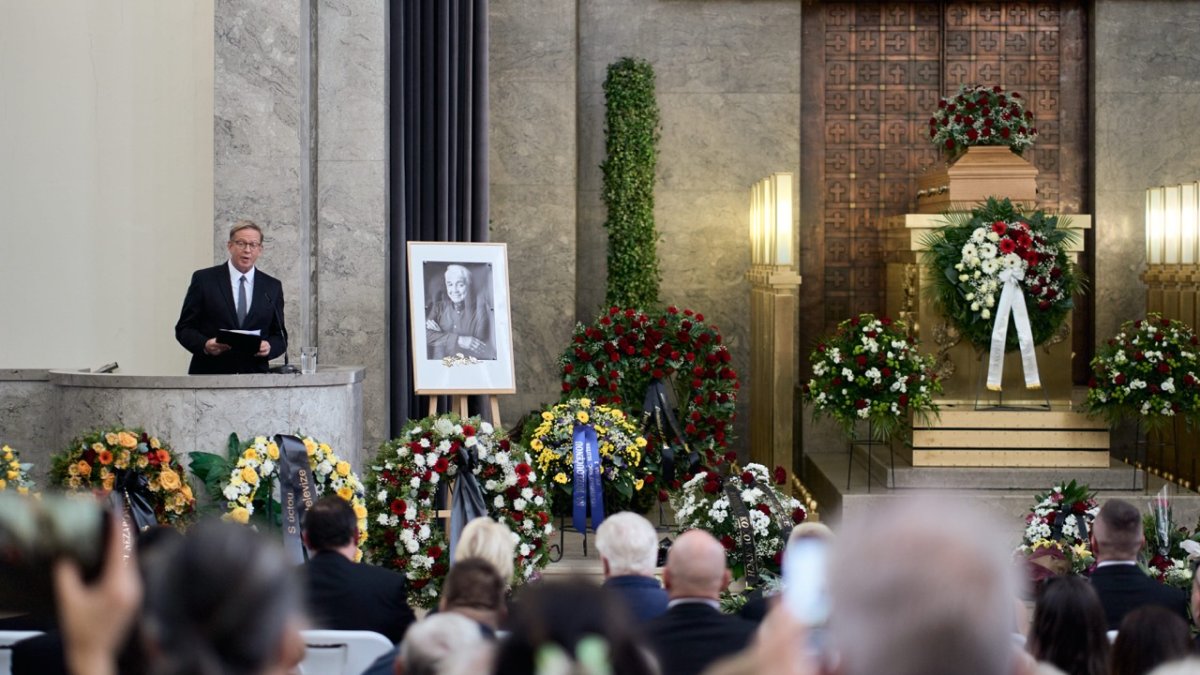 Lidé se ve Strašnicích rozloučili s Jiřím Krampolem. (8.8.2025)