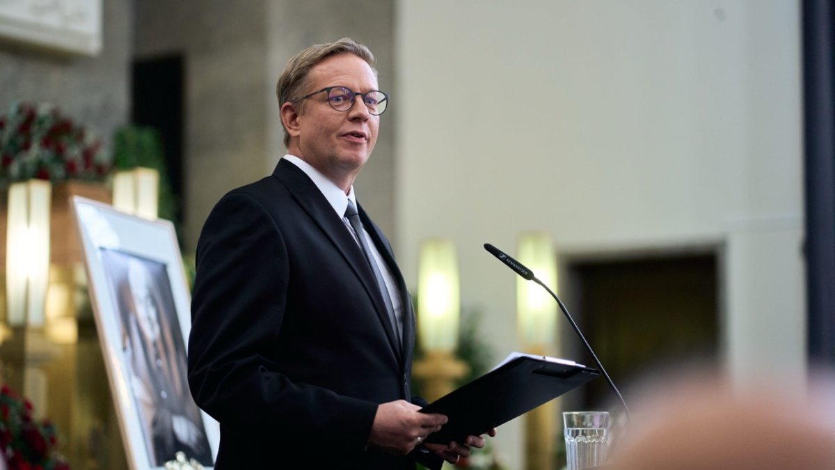 Lidé se ve Strašnicích rozloučili s Jiřím Krampolem. (8.8.2025)