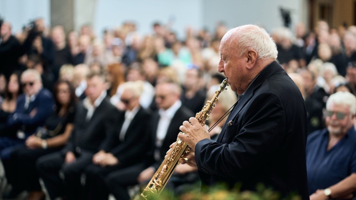 Lidé se ve Strašnicích rozloučili s Jiřím Krampolem. (8.8.2025)