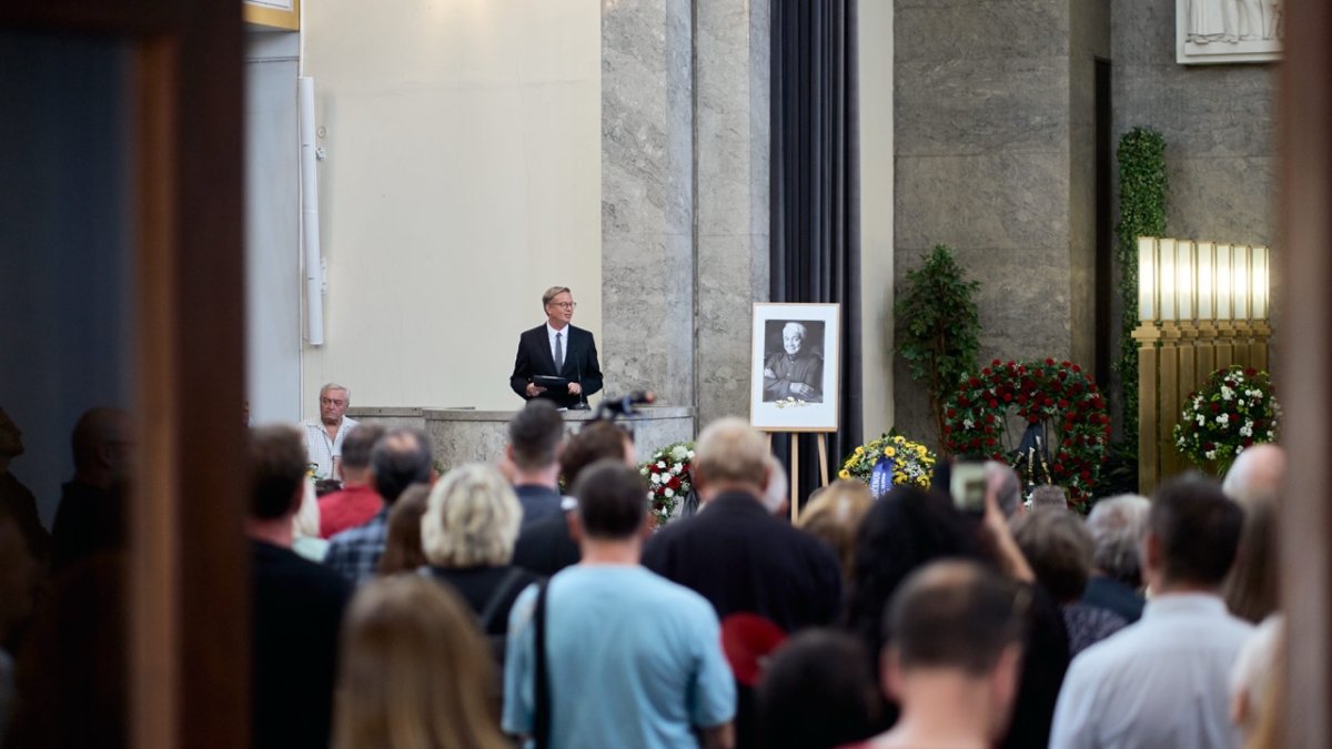 Lidé se ve Strašnicích rozloučili s Jiřím Krampolem. (8.8.2025)