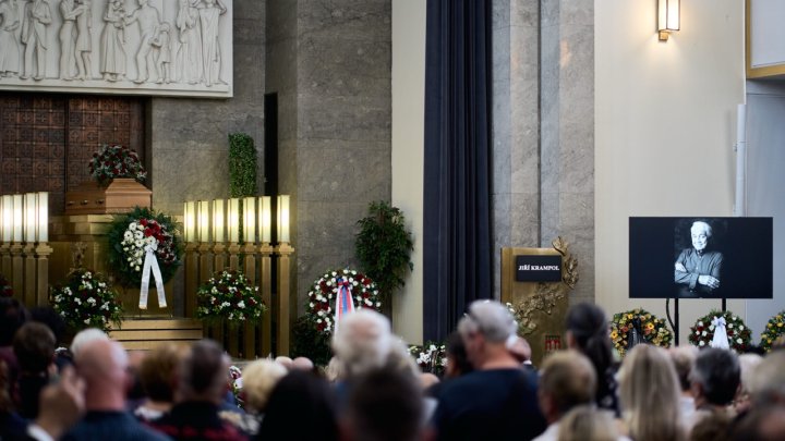 Lidé se ve Strašnicích rozloučili s Jiřím Krampolem. (8.8.2025)