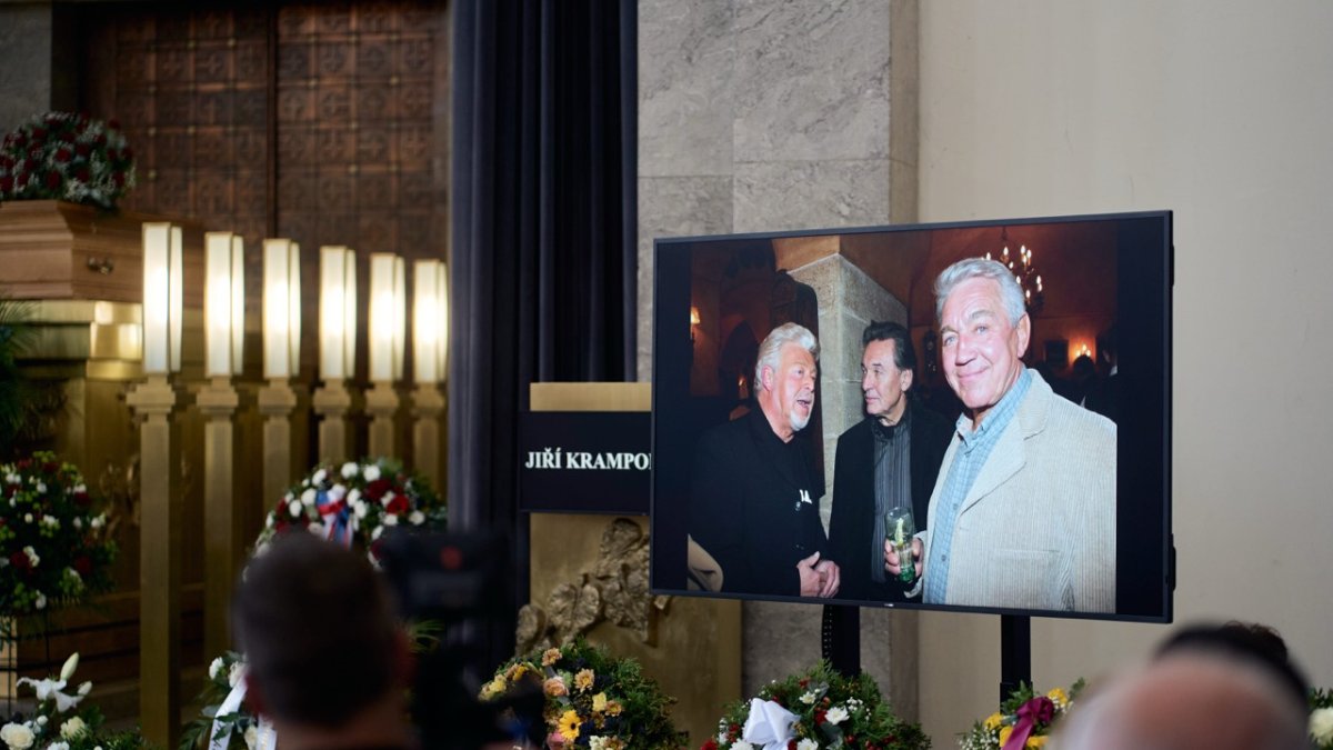 Lidé se ve Strašnicích rozloučili s Jiřím Krampolem. (8.8.2025)